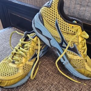 Mizuno Wave Runner bright yellow sneakers Size 8.5m